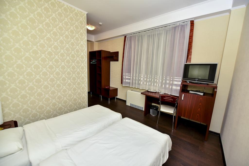 Mesogios Hotel Chisináu Exterior foto
